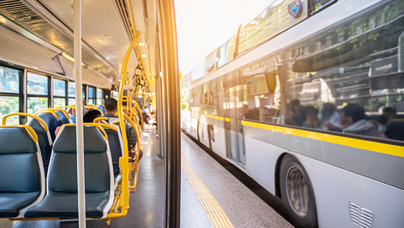 Bus und Bahn statt Auto: mit den Öffis zu Krones